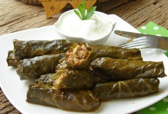 ANA YEMEKLER Kıymalı Kara Lahana Sarma (yoğurt ile)